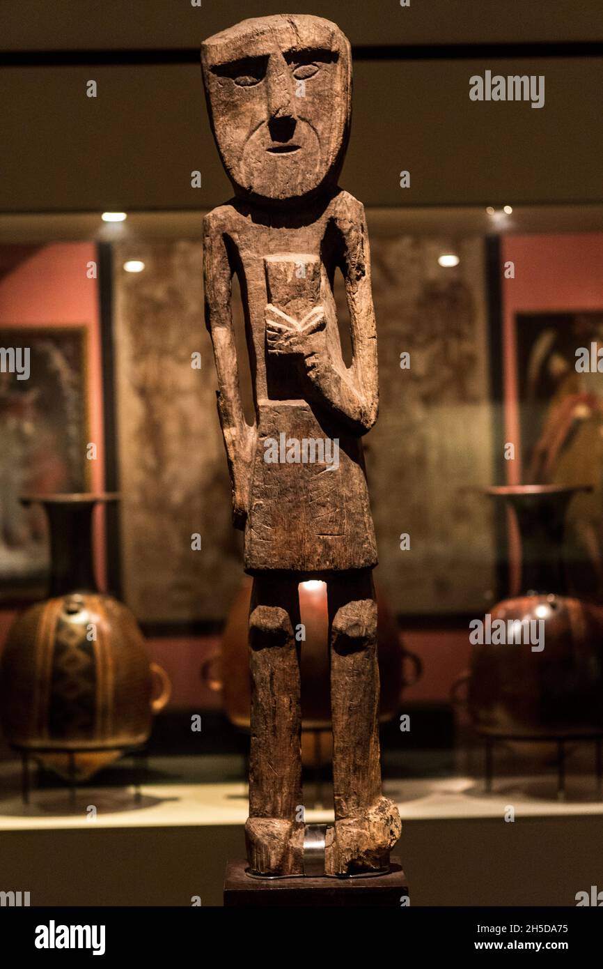 wooden sculpture of an ancestor with ceremonial vase, Chimu culture 1100 AC- 1470 AC Stock Photo