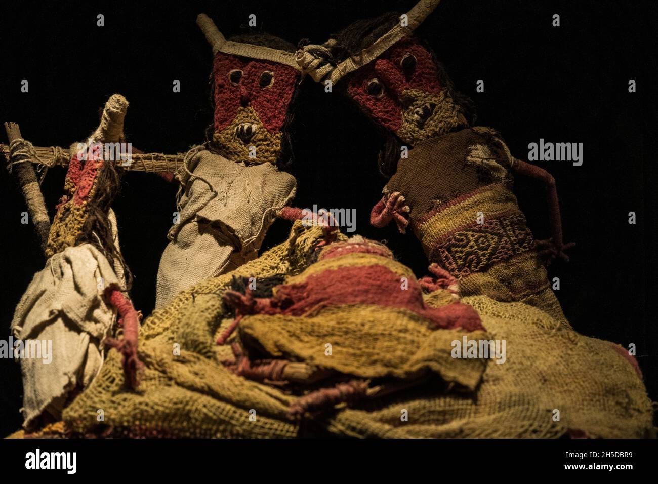 funeral ritual, Chancay culture (1200 to 1470 AC), textile dolls Stock Photo