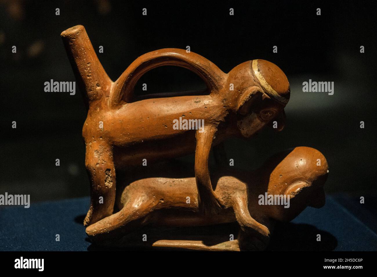 Ceramic vessel, erotic art Viru culture 1250 BC-1 AC Perú Stock Photo