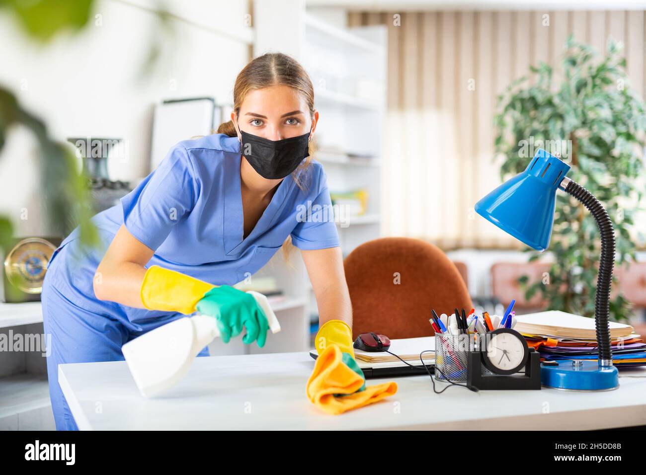 Woman dust mask hi-res stock photography and images - Alamy