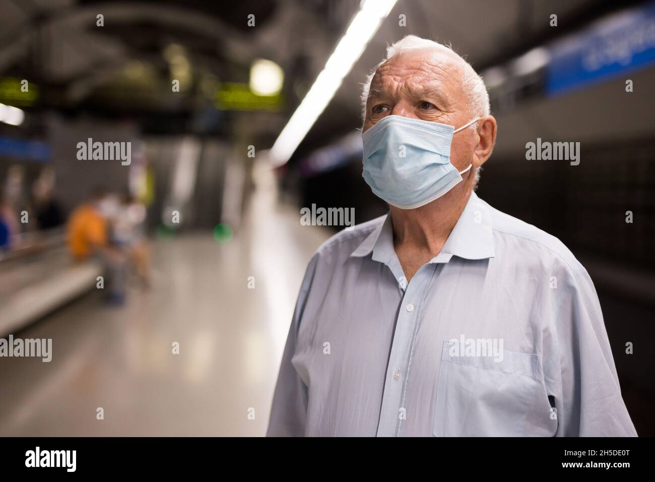Senior man in mask waiting in subway station Stock Photo - Alamy