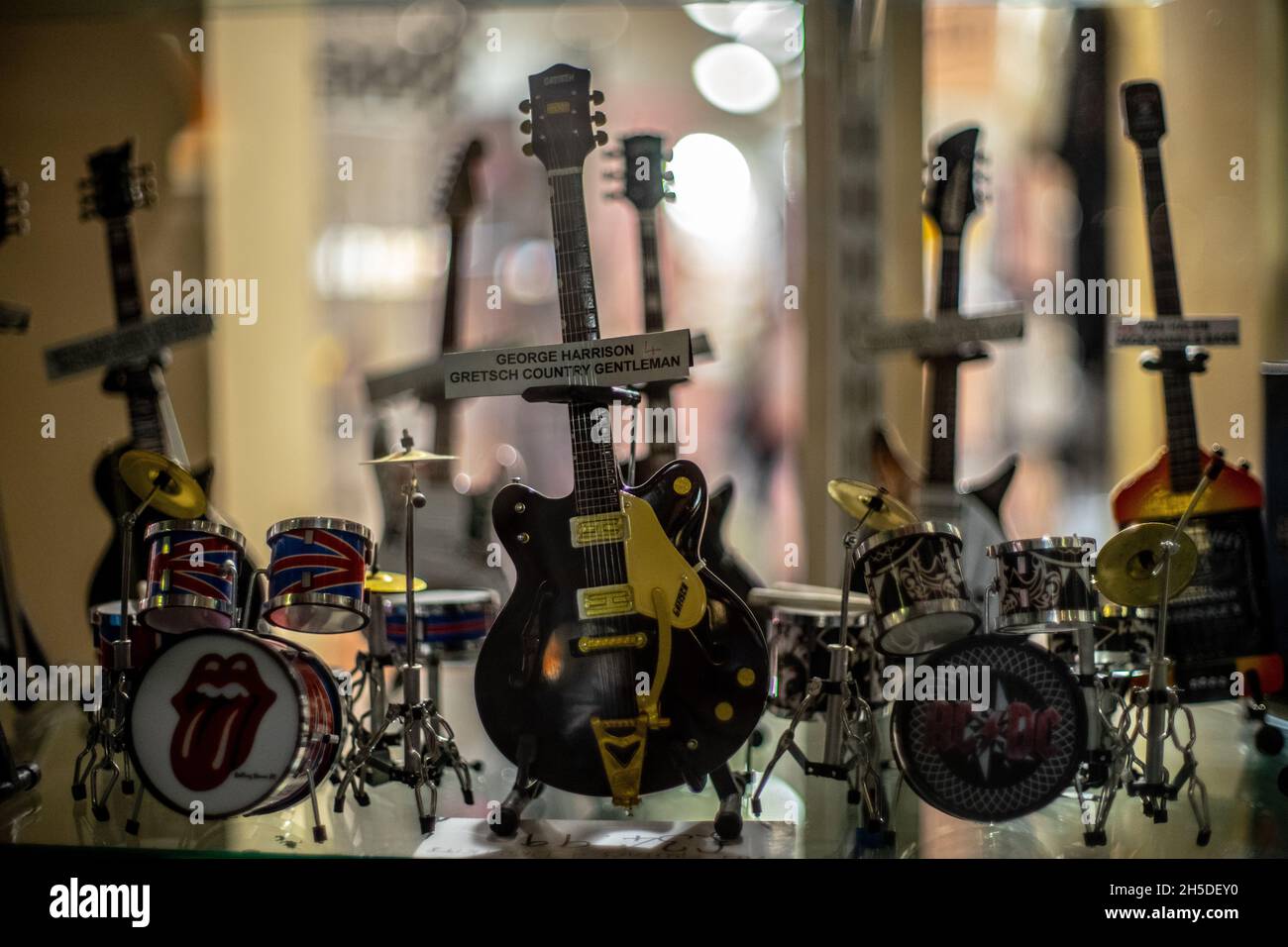 ZADAR, CROATIA - Oct 07, 2021: Many guitars on the display window in a  souvenir store Stock Photo - Alamy