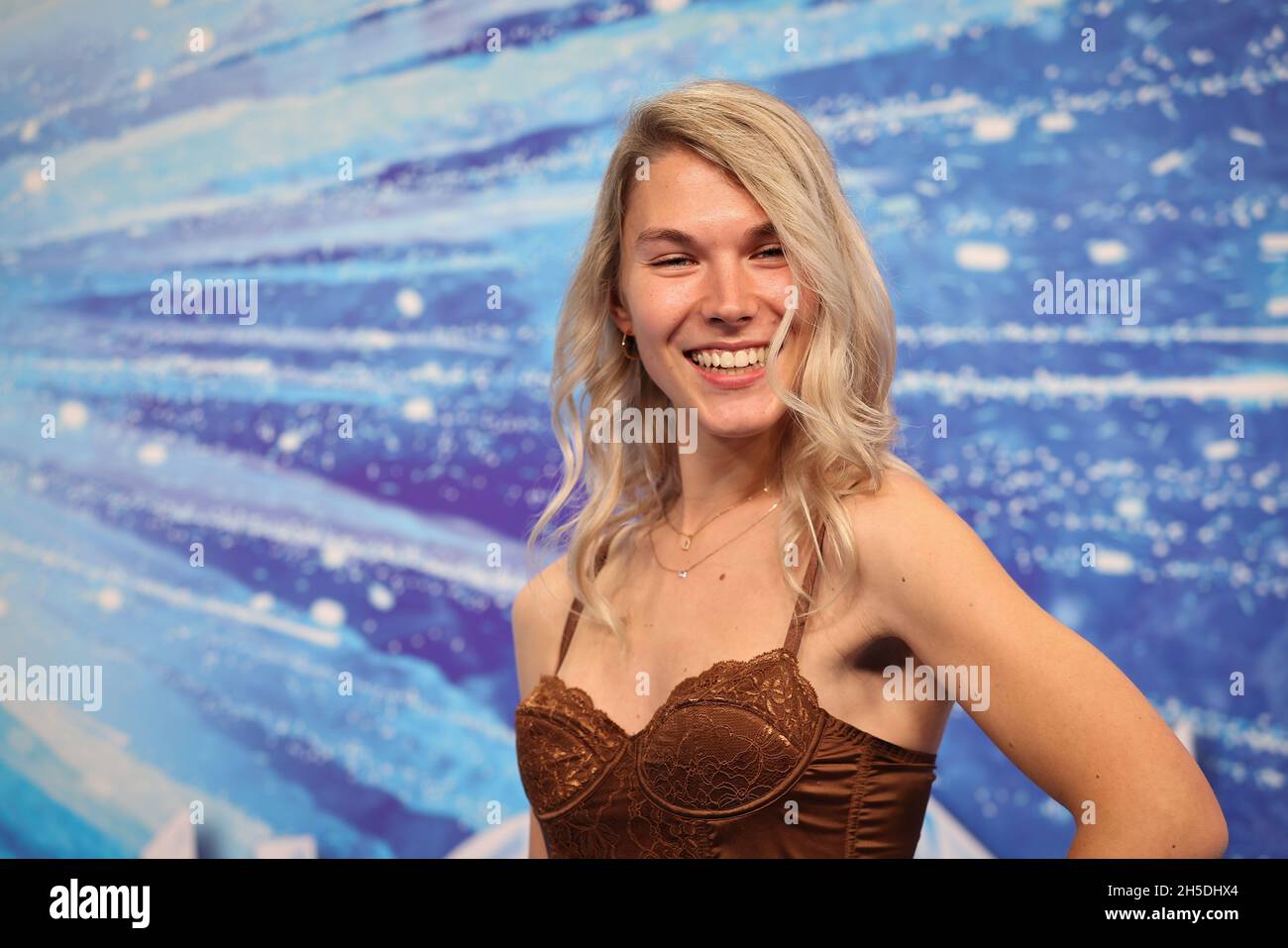 Hamburg, Germany. 08th Nov, 2021. Patricia Meeden, musical actress, arrives  at the German premiere of the Disney musical The Ice Queen on the blue  carpet at the Stage Theater an der Elbe.