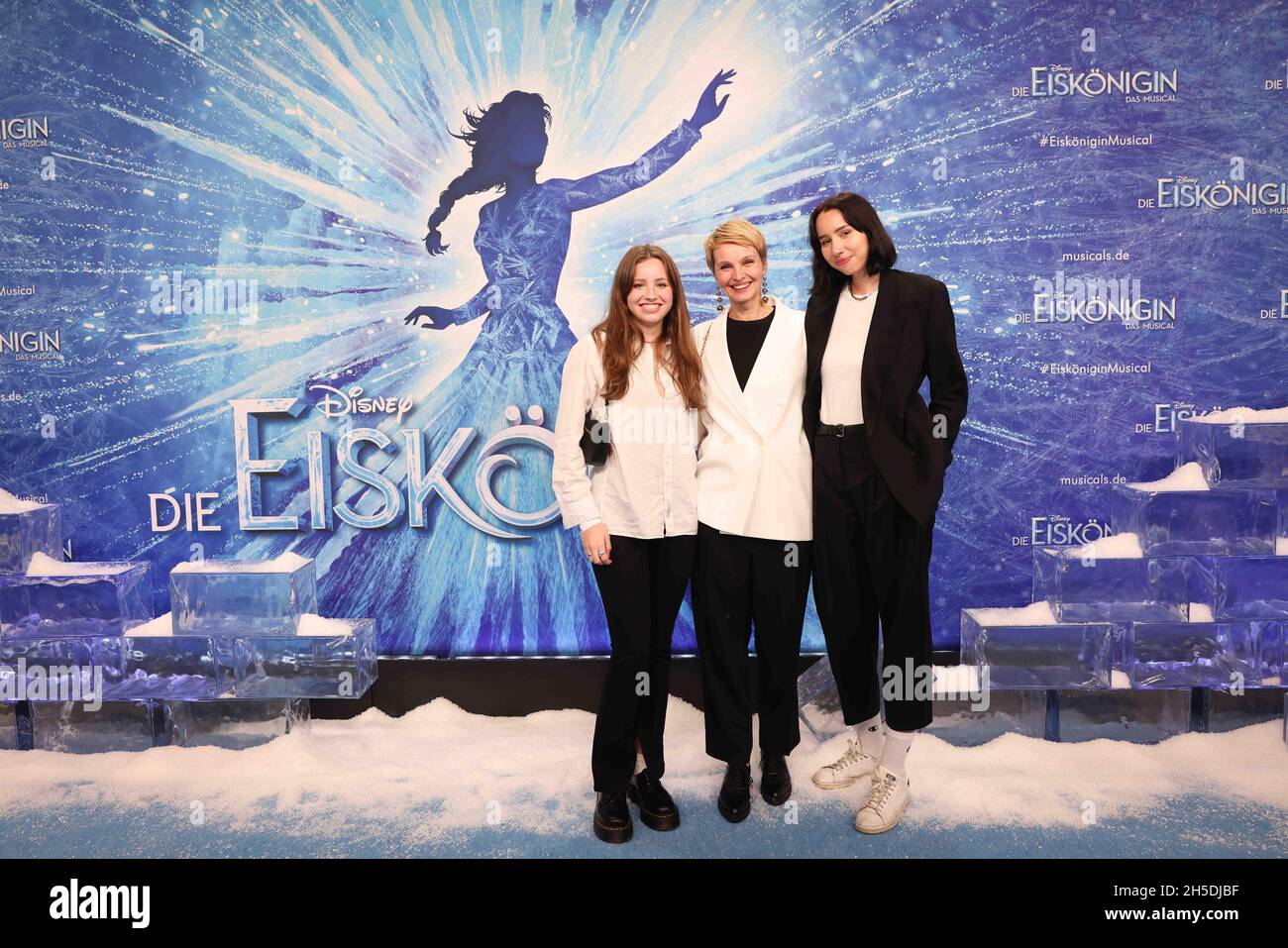 Hamburg, Germany. 08th Nov, 2021. Susan Atwell (m) and her daughters Ava (l) and Ema arrive at the German premiere of the Disney musical 'The Ice Queen' on the blue carpet at the Stage Theater on the Elbe. Credit: Christian Charisius/dpa/Alamy Live News Stock Photo