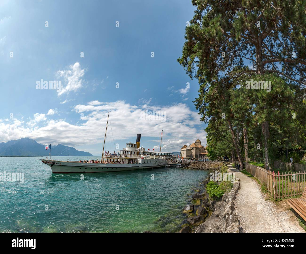 Chateau Chillon at Lac Léman,  round-trip boat *** Local Caption ***  Veytaux, Switzerland, castle, water, trees, summer, mountains, lake, people, shi Stock Photo