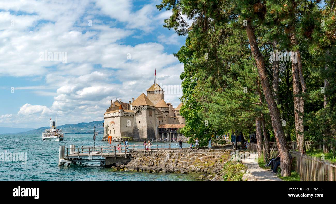 Chateau Chillon at Lac Léman,  round-trip boat *** Local Caption ***  Veytaux, Switzerland, castle, water, trees, summer, mountains, lake, people, shi Stock Photo