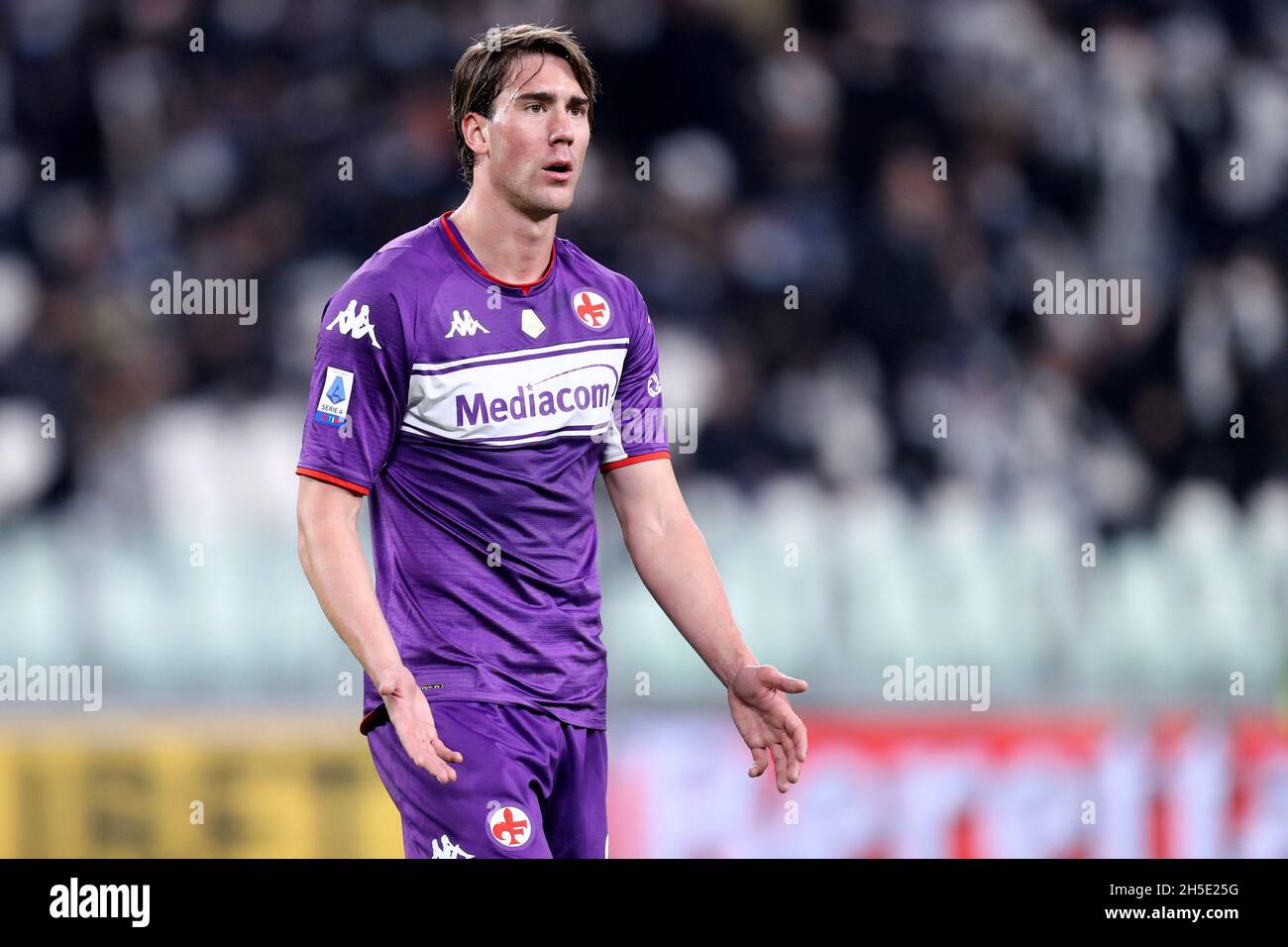 the player of acf fiorentina dusan vlahovic in contrast the player