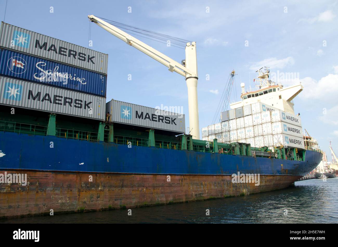 Container vessel unload hi-res stock photography and images - Alamy