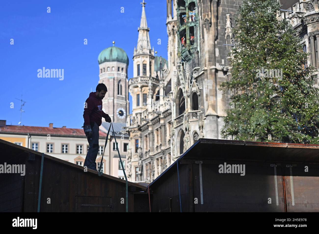 Workers set up the stands, set up the Christmas market on Marienplatz in Munich on November 9th, 2021. Stock Photo