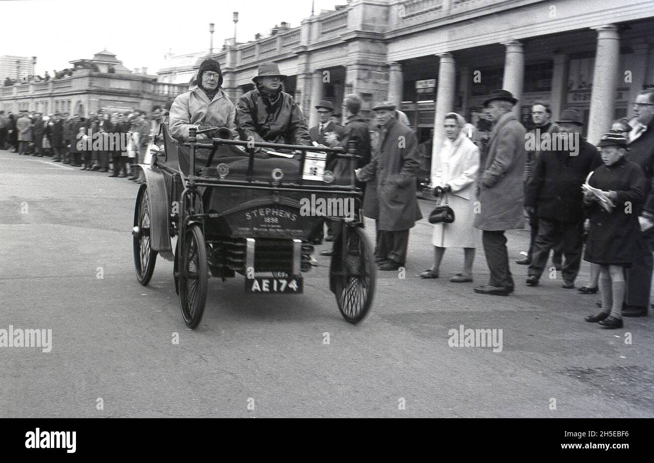 1980s, historical, two males in a veteran car - with number plate AE 174 - at the finish of the London to Brighton Veteran Car run, Brighton, W. Sussex, England, UK. It is the world's longest-running motoring event, the first editon was in 1896. To take part, cars must have been built before 1905. Stock Photo