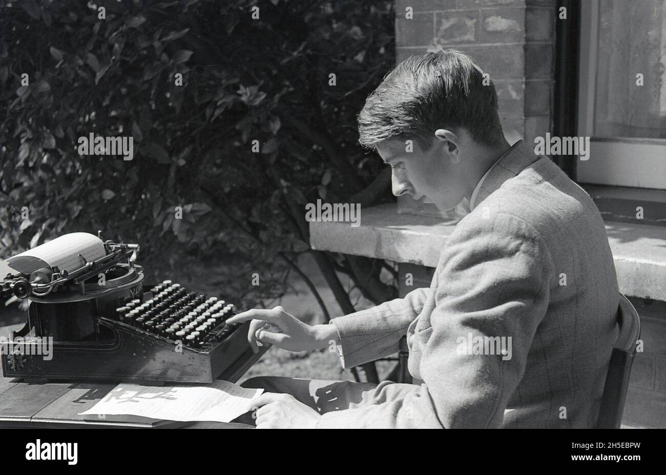 Hand typing typewriter 1930s hires stock photography and images Alamy