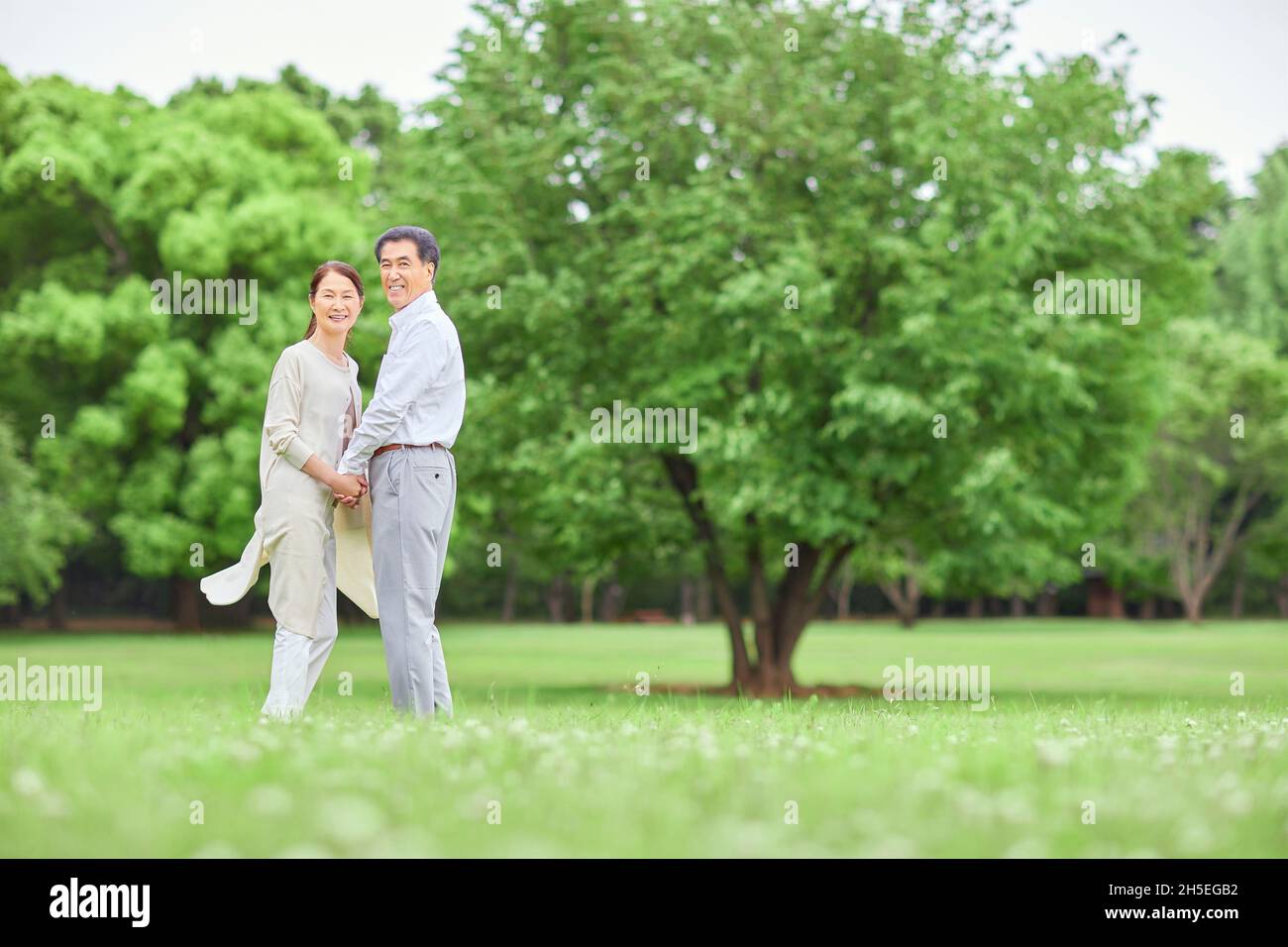 Japanese senior couple at a city park Stock Photo - Alamy