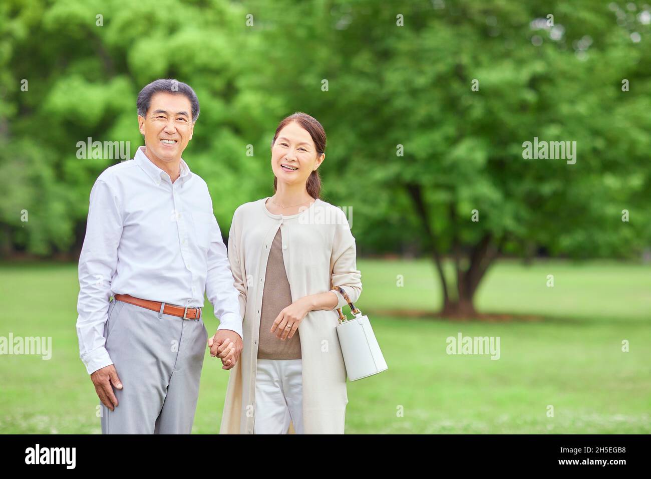 Japanese senior couple at a city park Stock Photo - Alamy