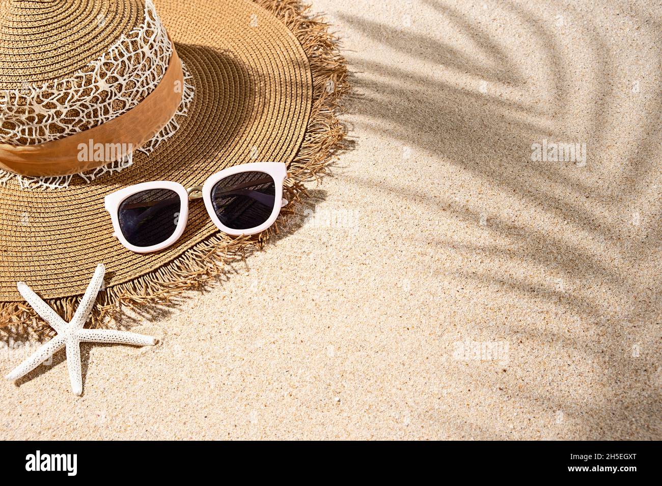 Large round sunglasses hi-res stock photography and images - Alamy