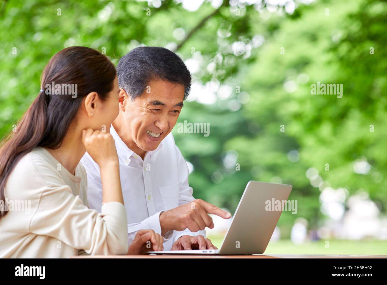 Japanese senior couple at a city park Stock Photo - Alamy