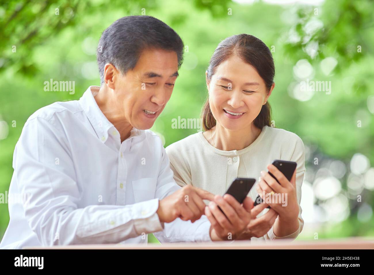 Japanese senior couple at a city park Stock Photo - Alamy
