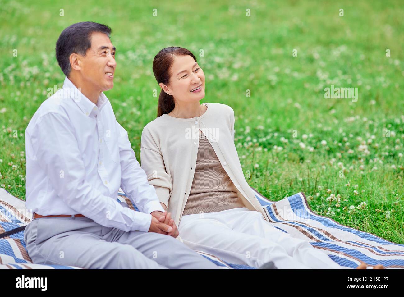 Japanese senior couple at a city park Stock Photo - Alamy