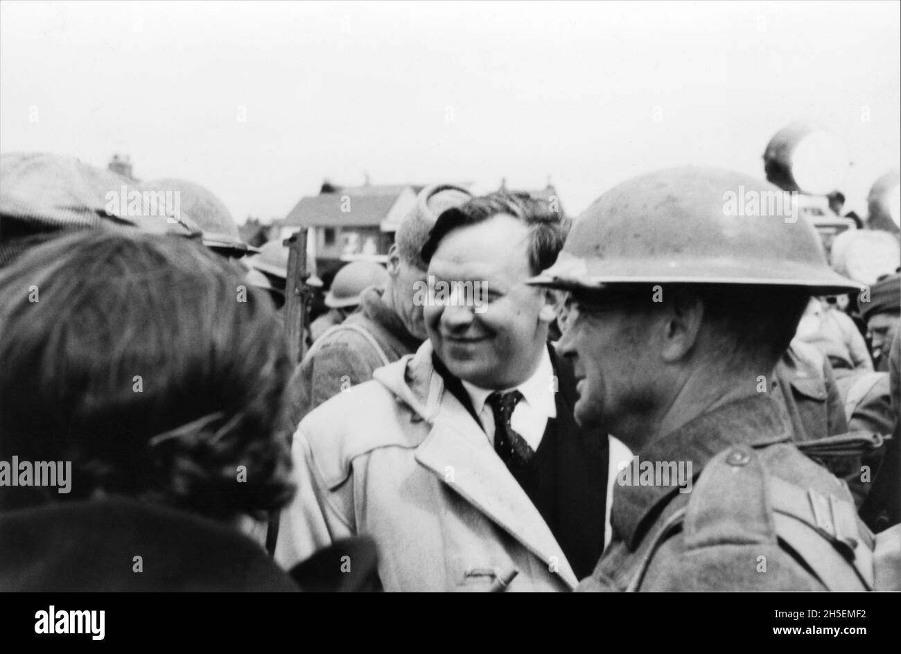 Director LESLIE NORMAN and JOHN MILLS on set location candid in Rye, East Sussex England during filming of DUNKIRK 1958 director LESLIE NORMAN music Malcolm Arnold producer Michael Balcon Ealing Studios / Metro Goldwyn Mayer Stock Photo