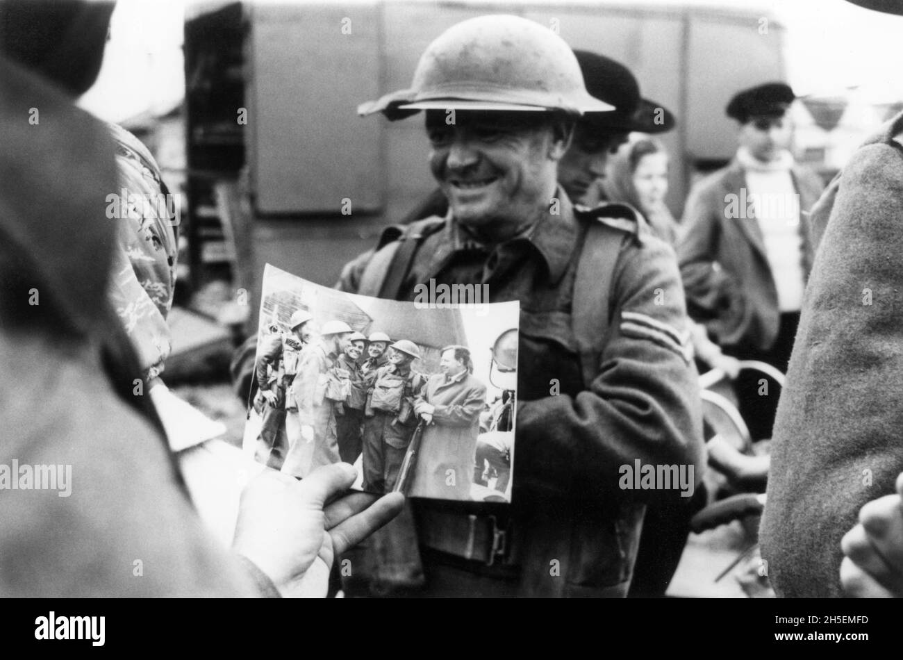 JOHN MILLS on set location candid in Rye, East Sussex England during filming of DUNKIRK 1958 director LESLIE NORMAN music Malcolm Arnold producer Michael Balcon Ealing Studios / Metro Goldwyn Mayer Stock Photo