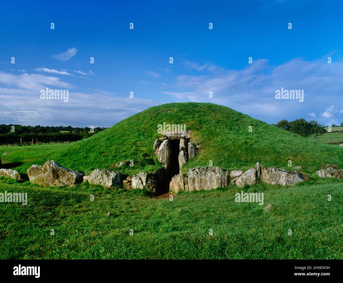 View SW of the entrance, retaining kerb & partially reconstructed round barrow of Bryn Celli Ddu (the Mound in the Dark Grove) Neolithic passage grave Stock Photo