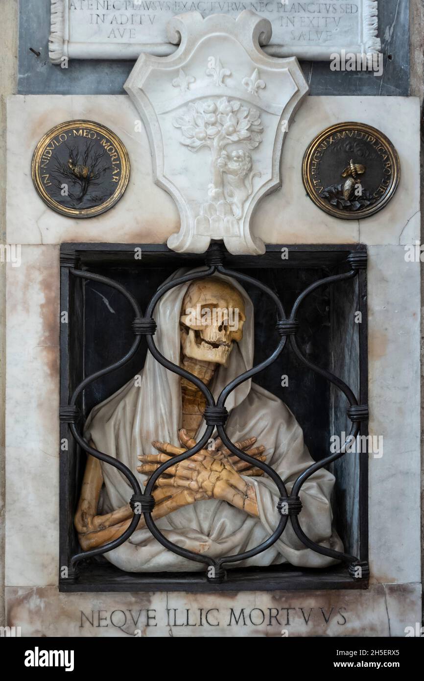 Rome. Italy. Basilica di Santa Maria del Popolo. Tomb of Giovanni Battista Gisleni (detail), showing a skeleton sculpture in yellow marble with shroud Stock Photo