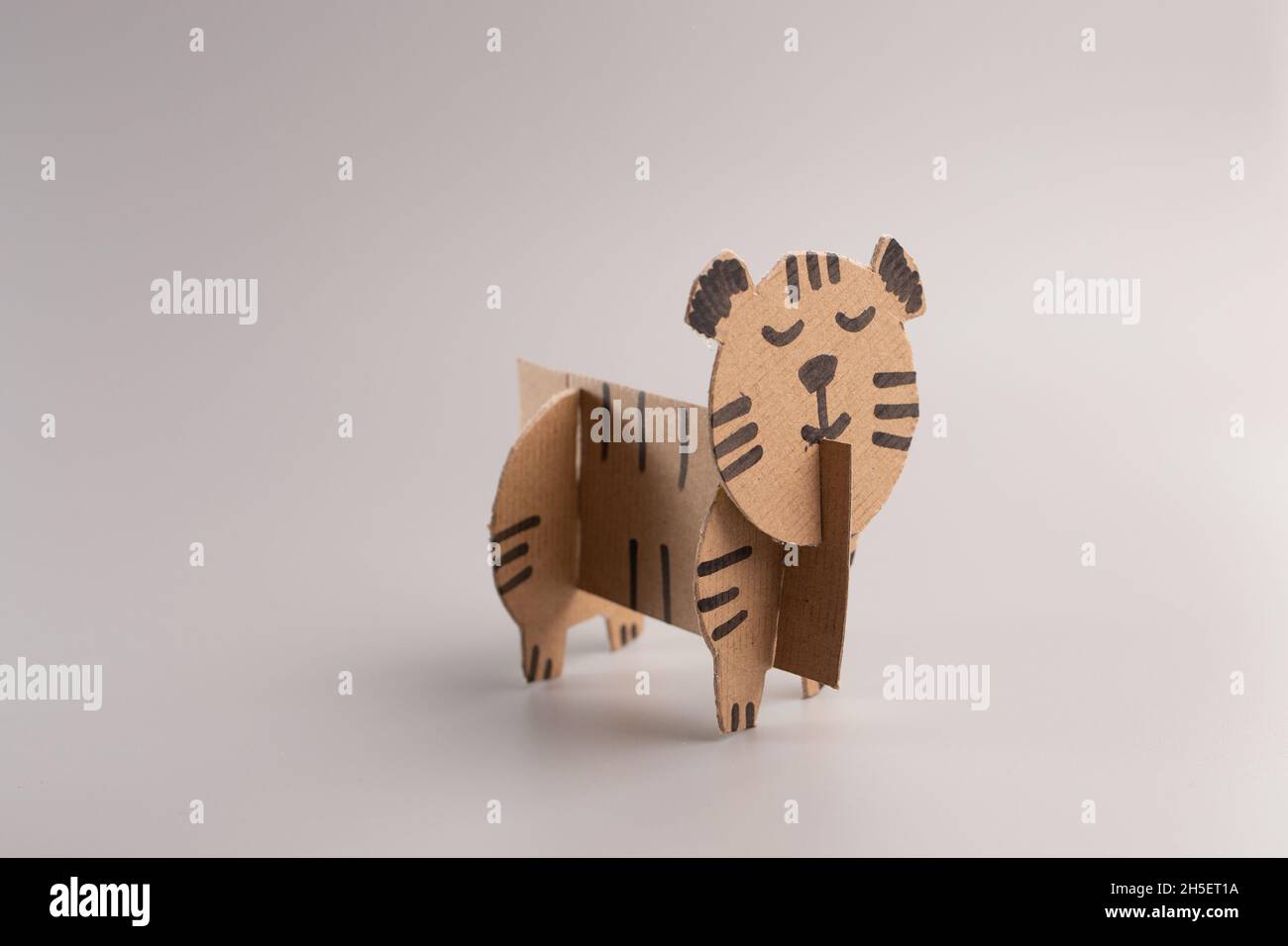 easy tiger paper craft, tutorial, step 4 Stock Photo Alamy