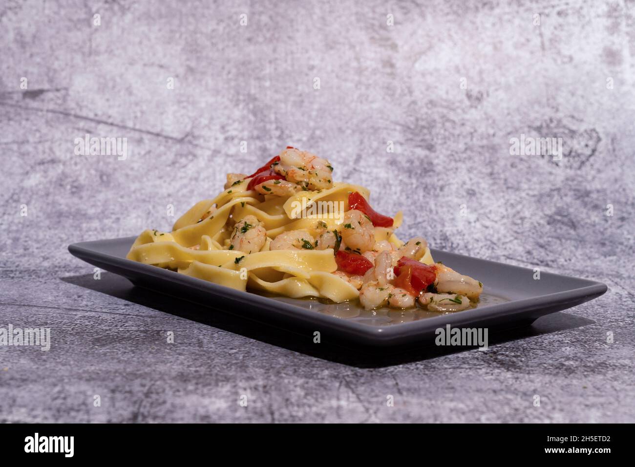 fresh pasta with prawns, fettuccine Stock Photo Alamy