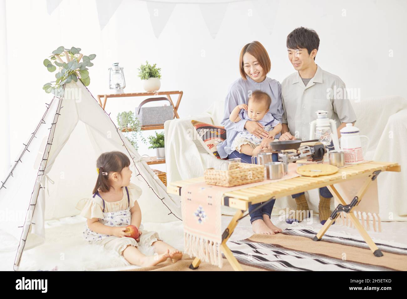 Japanese family camping at home Stock Photo Alamy