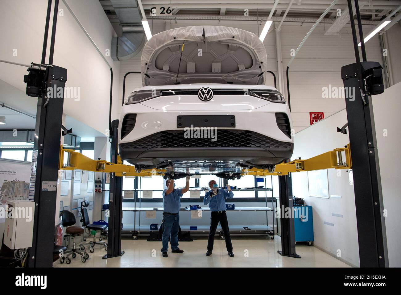 Emden, Germany. 09th Nov, 2021. VW employees are trained in a training area for the production of electric cars. The VW site in Emden is being developed into Lower Saxony's first plant for electric vehicles. Credit: Sina Schuldt/dpa/Alamy Live News Stock Photo