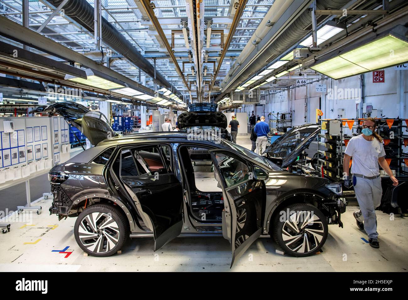 Emden, Germany. 09th Nov, 2021. VW employees are trained in a training area for the production of electric cars. The VW site in Emden is being developed into Lower Saxony's first plant for electric vehicles. Credit: Sina Schuldt/dpa/Alamy Live News Stock Photo