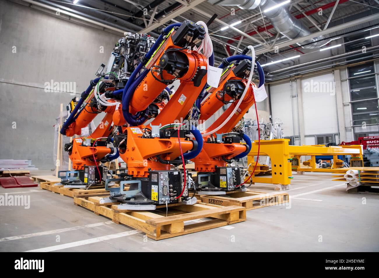 Emden, Germany. 09th Nov, 2021. Assembly robots stand in the new hall for the production of electric cars. The VW site in Emden is being developed into Lower Saxony's first plant for electric vehicles. Credit: Sina Schuldt/dpa/Alamy Live News Stock Photo
