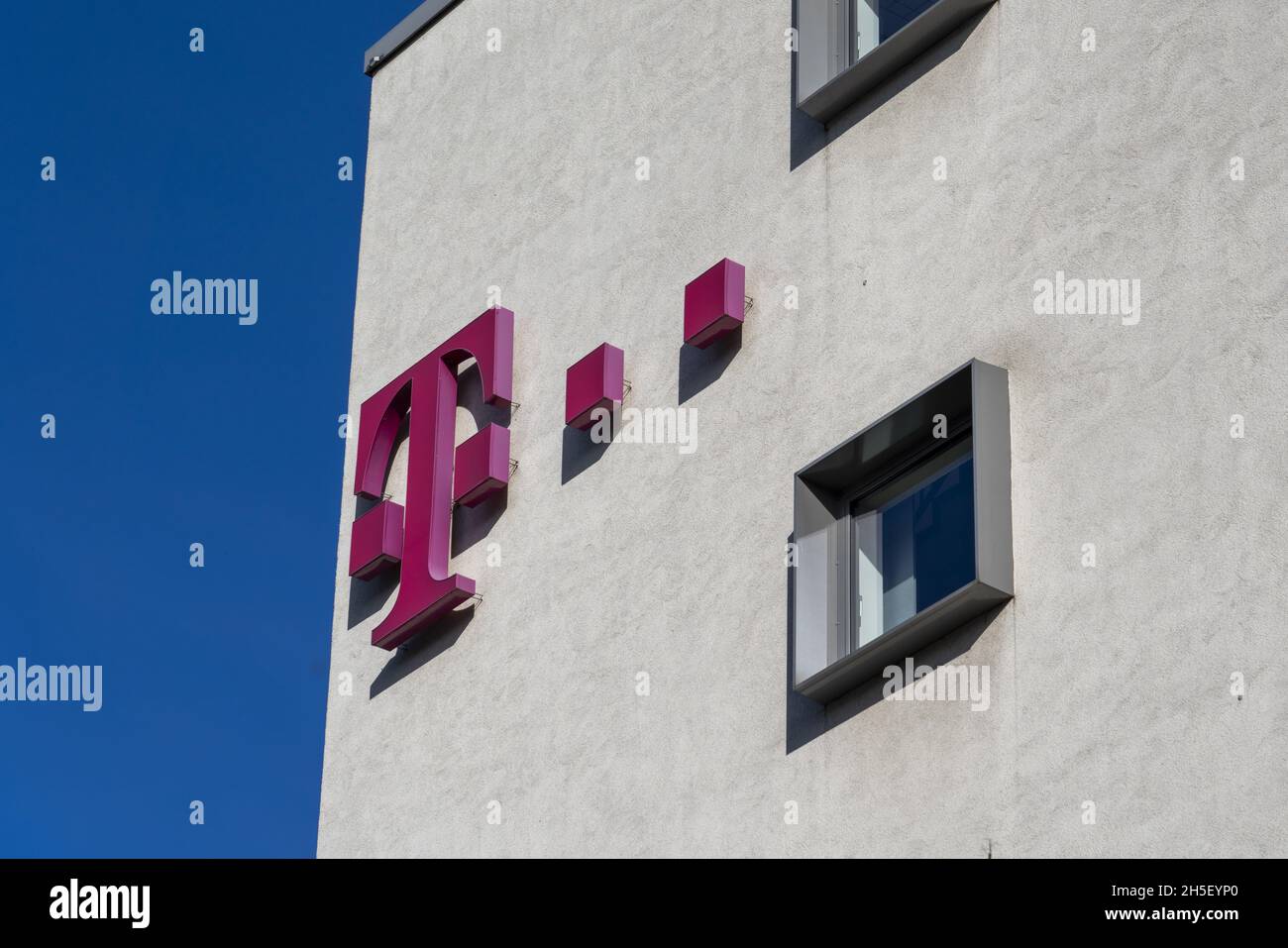 LEIPZIG, GERMANY - Oct 31, 2021: Leipzig, Germany - October 31, 2021: The  logo of the German Telekom on a white house facade of a company  headquarters Stock Photo - Alamy