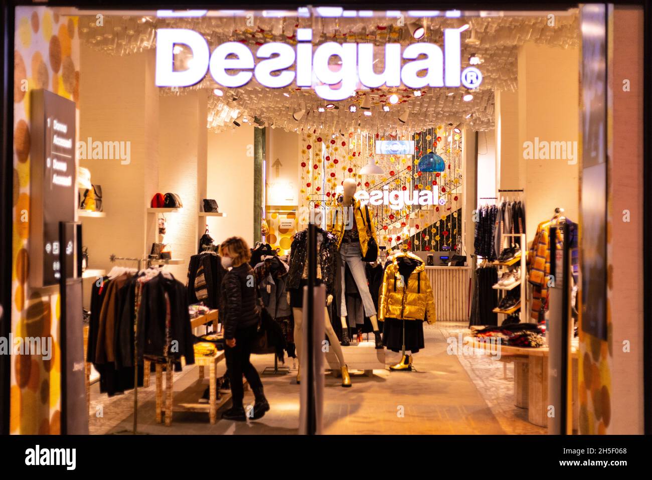 Persoonlijk Ongemak Prestige Desigual store in Bari Italy - BARI, ITALY - OCTOBER 31, 2021 Stock Photo -  Alamy