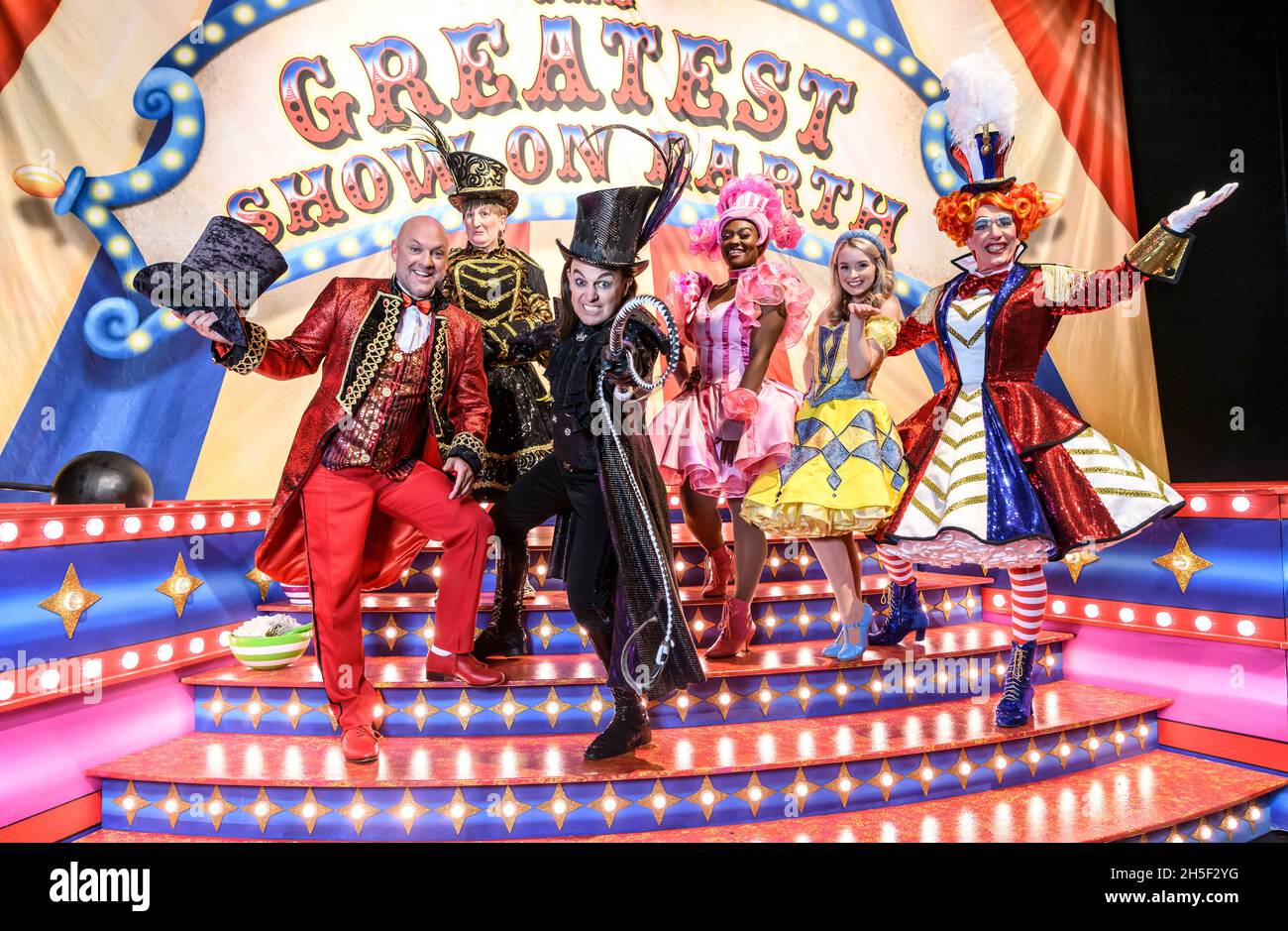 Birmingham Hippodrome - Panto Photo Call for Goldilocks and the Three Bears. 20 September 2021. Pictured with the cast is Jason Donovan who is making his panto debut as the Evil Ringmaster. Stock Photo