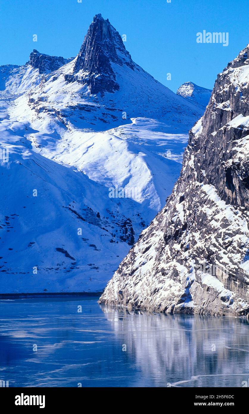 Zervreilasee, mountain lake, dam, frozen, Zervreilahorn, mountain, winter, snow, Canton of Graubünden, Switzerland Stock Photo