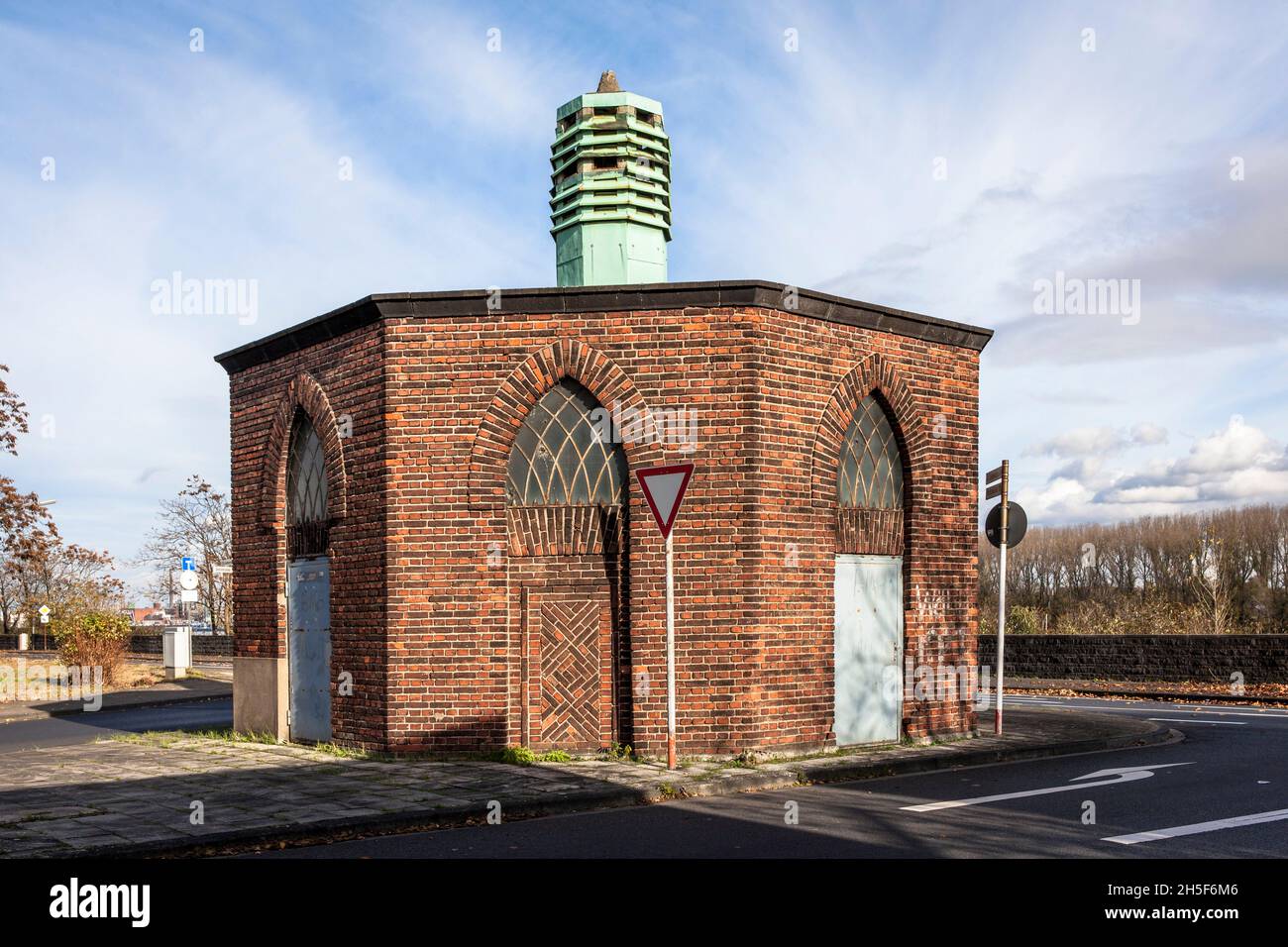 octagonal expressionist transformer station built in 1928 on Geestemuender street in the Niehl district of Cologne, Germany.  achteckige, expressionis Stock Photo