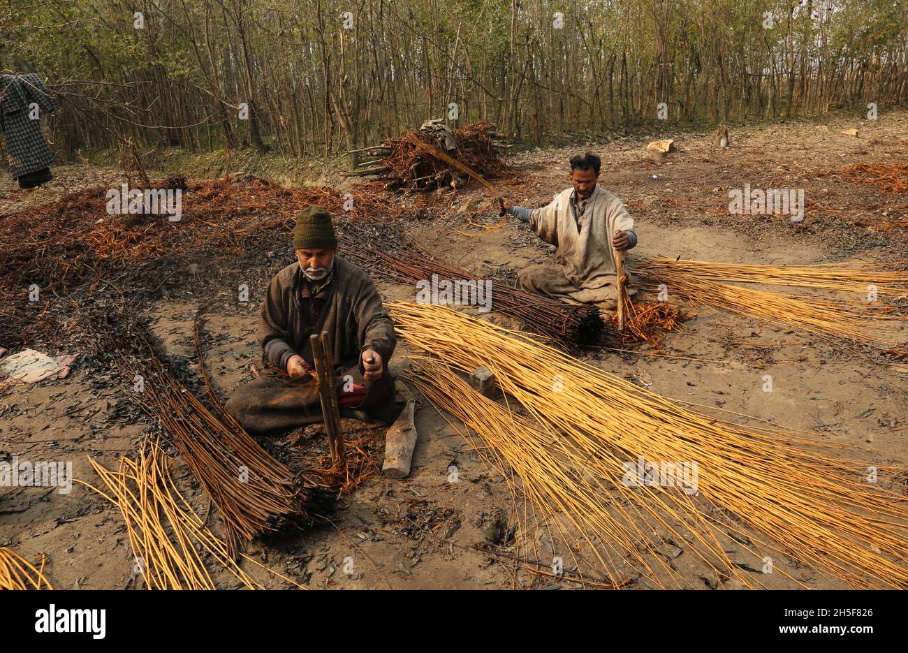 Srinagar, Jammu And Kashmir, India. 9th Nov, 2021. Kashmiri villagers