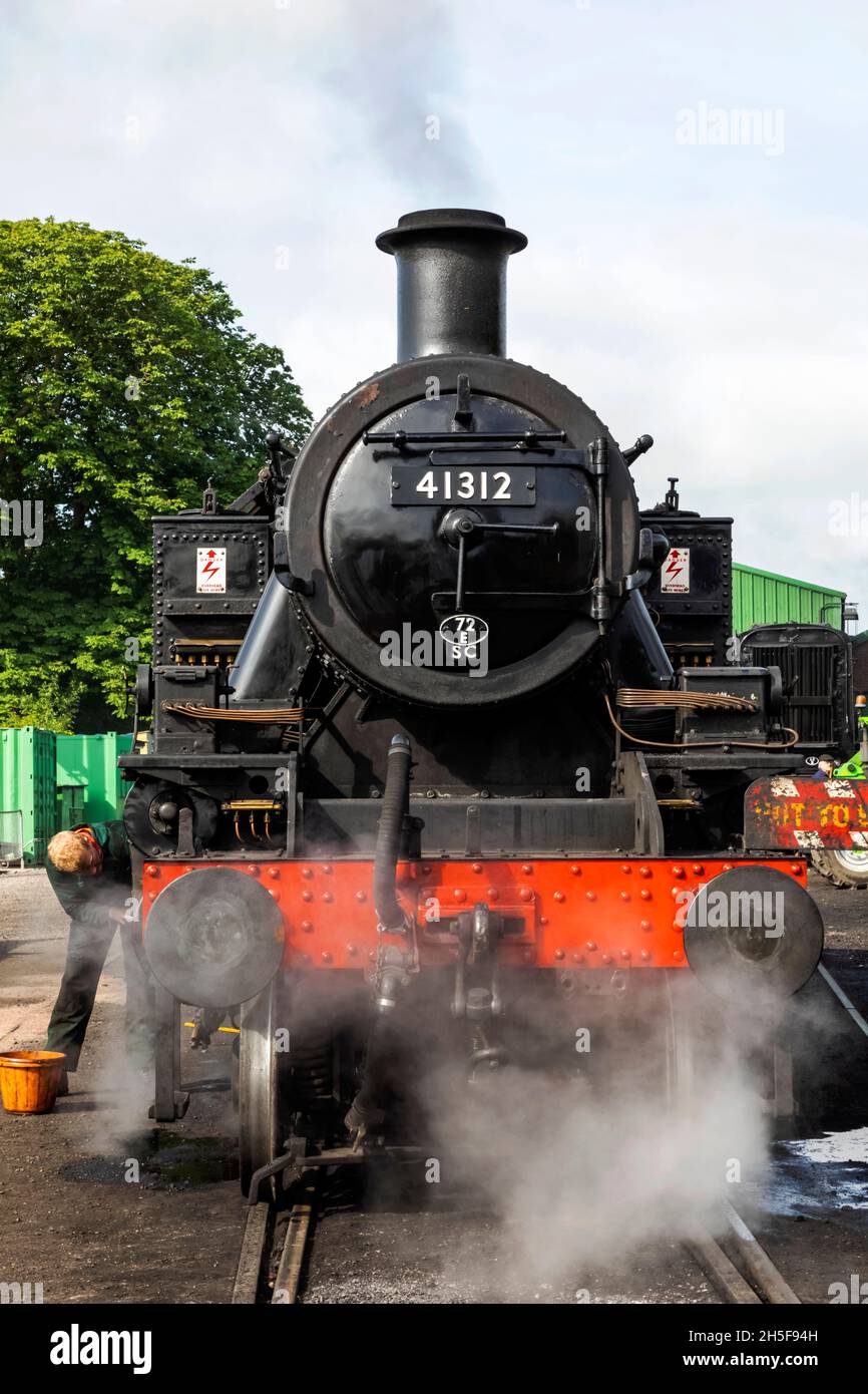 Cleaning trains train railway hi-res stock photography and images - Alamy