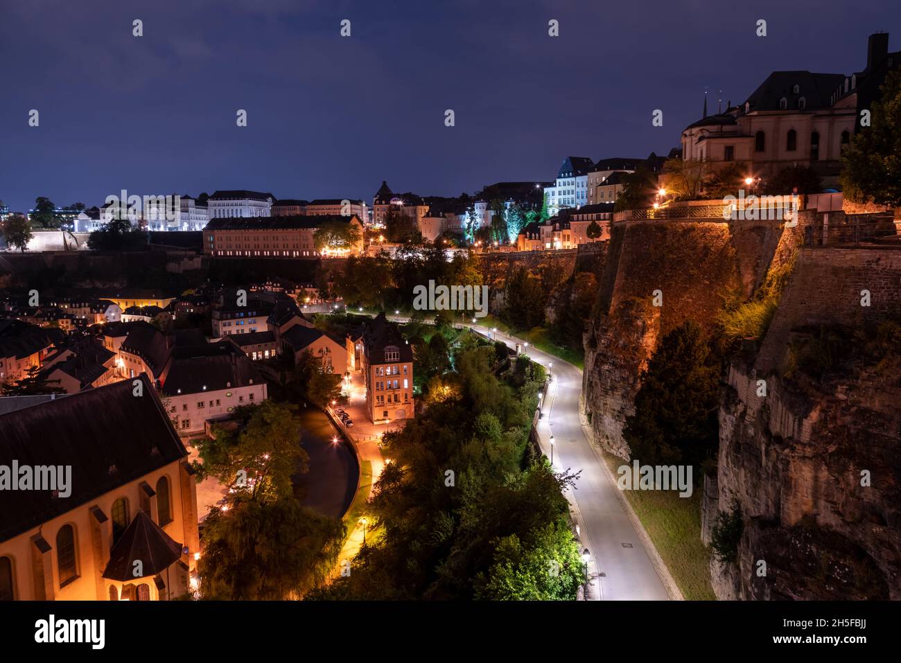 Night time view from the Chemin de la Corniche  over the Rue Sosthène Weis in Luxembourg city. Stock Photo
