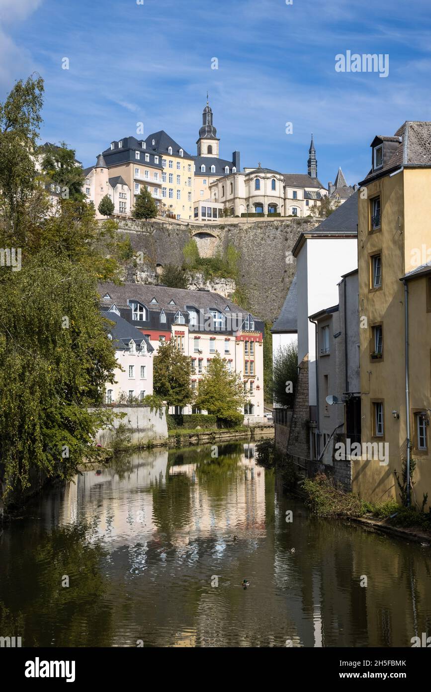 View from the Bisserbreck (Bridge) in Luxembourg on the Alzette river and old building of the city on the walls of Chemin de la Corniche. Stock Photo