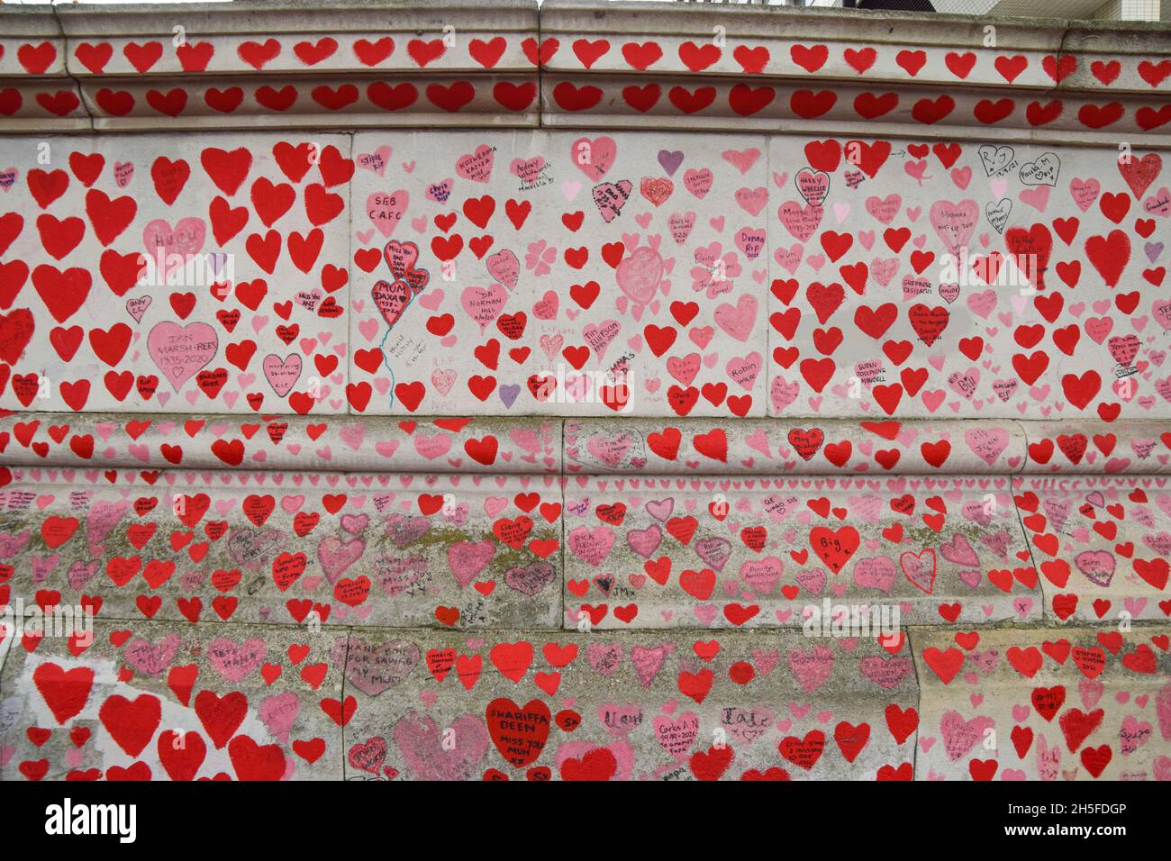 London, UK. 9th November 2021. The National Covid Memorial Wall outside St Thomas' Hospital. Over 150,000 red hearts have been painted by volunteers and members of the public, one for each life lost to Covid in the UK to date. Credit: Vuk Valcic / Alamy Live News Stock Photo