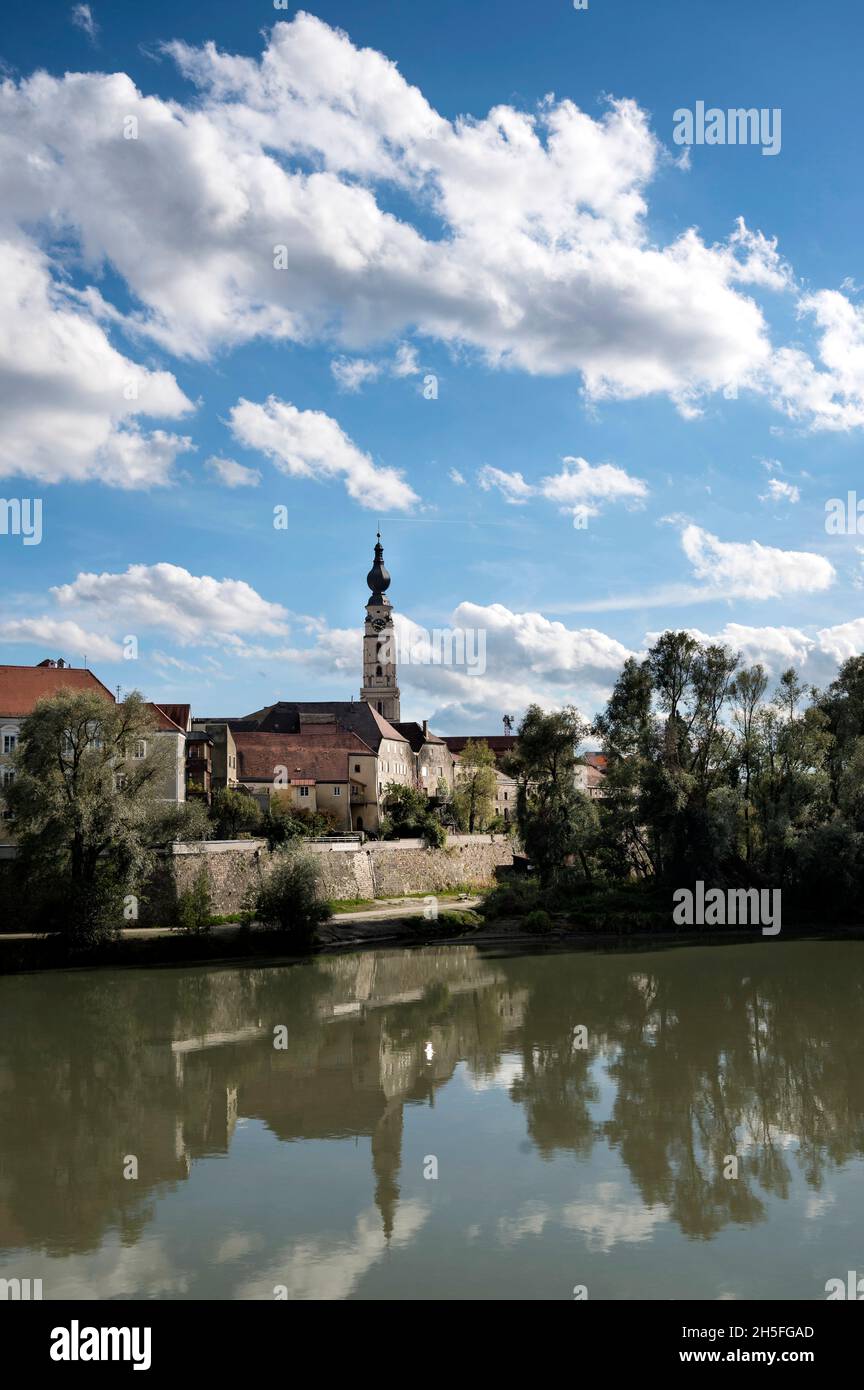 Blick auf Braunau am Inn von Simbach aus gesehen am 30.09.2021. Stock Photo