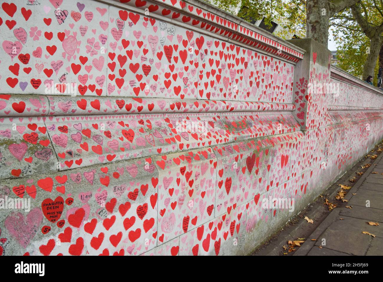 London, UK. 9th November 2021. The National Covid Memorial Wall outside St Thomas' Hospital. Over 150,000 red hearts have been painted by volunteers and members of the public, one for each life lost to Covid in the UK to date. Stock Photo