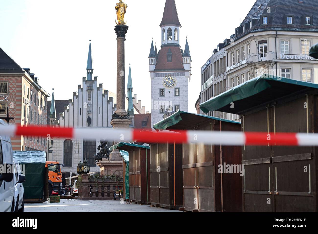 Stalls and booths are currently being set up. Construction of the Christmas market on Marienplatz in Munich on November 9th, 2021. Stock Photo
