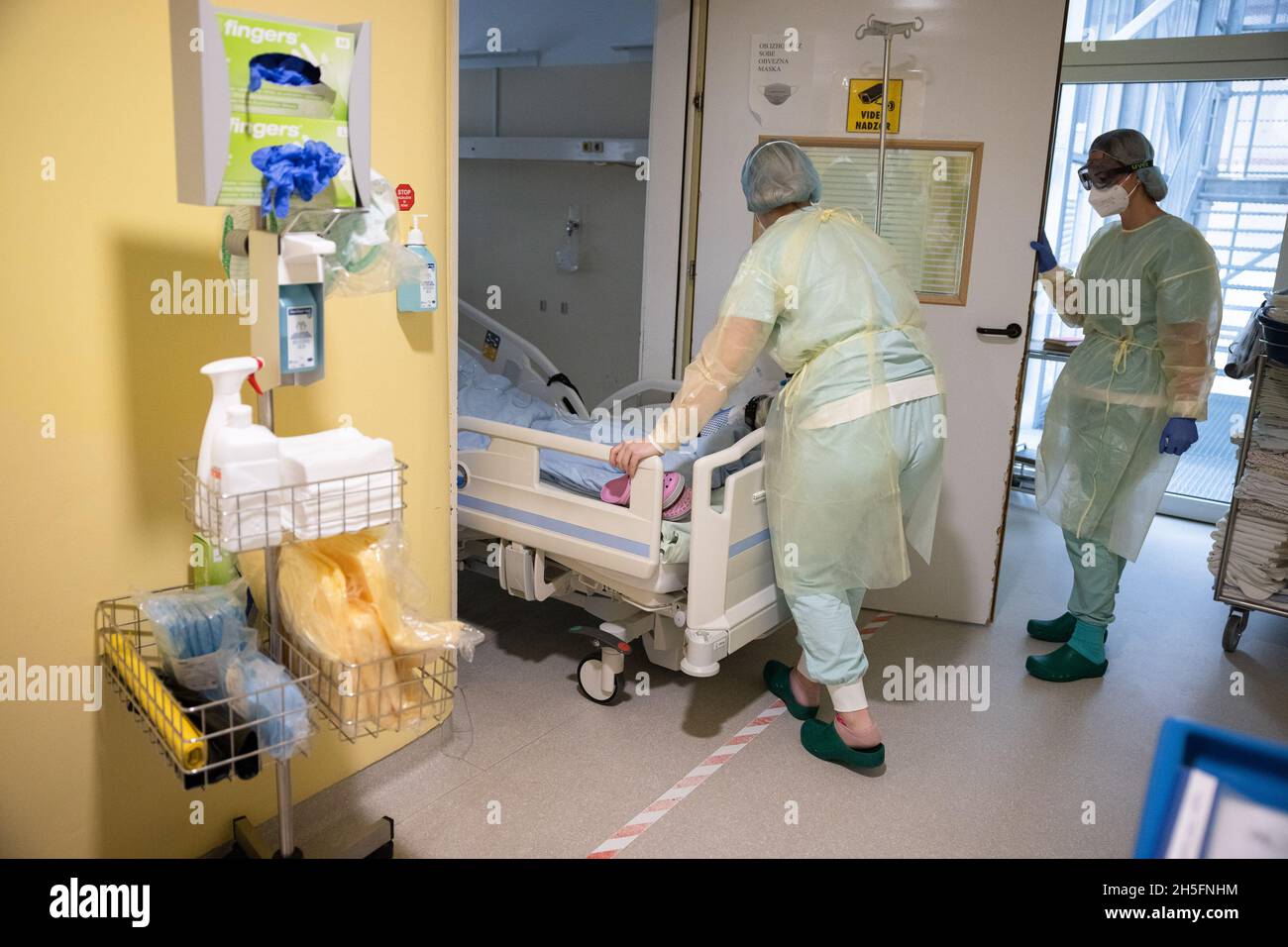 Hospital window icu hi-res stock photography and images - Alamy