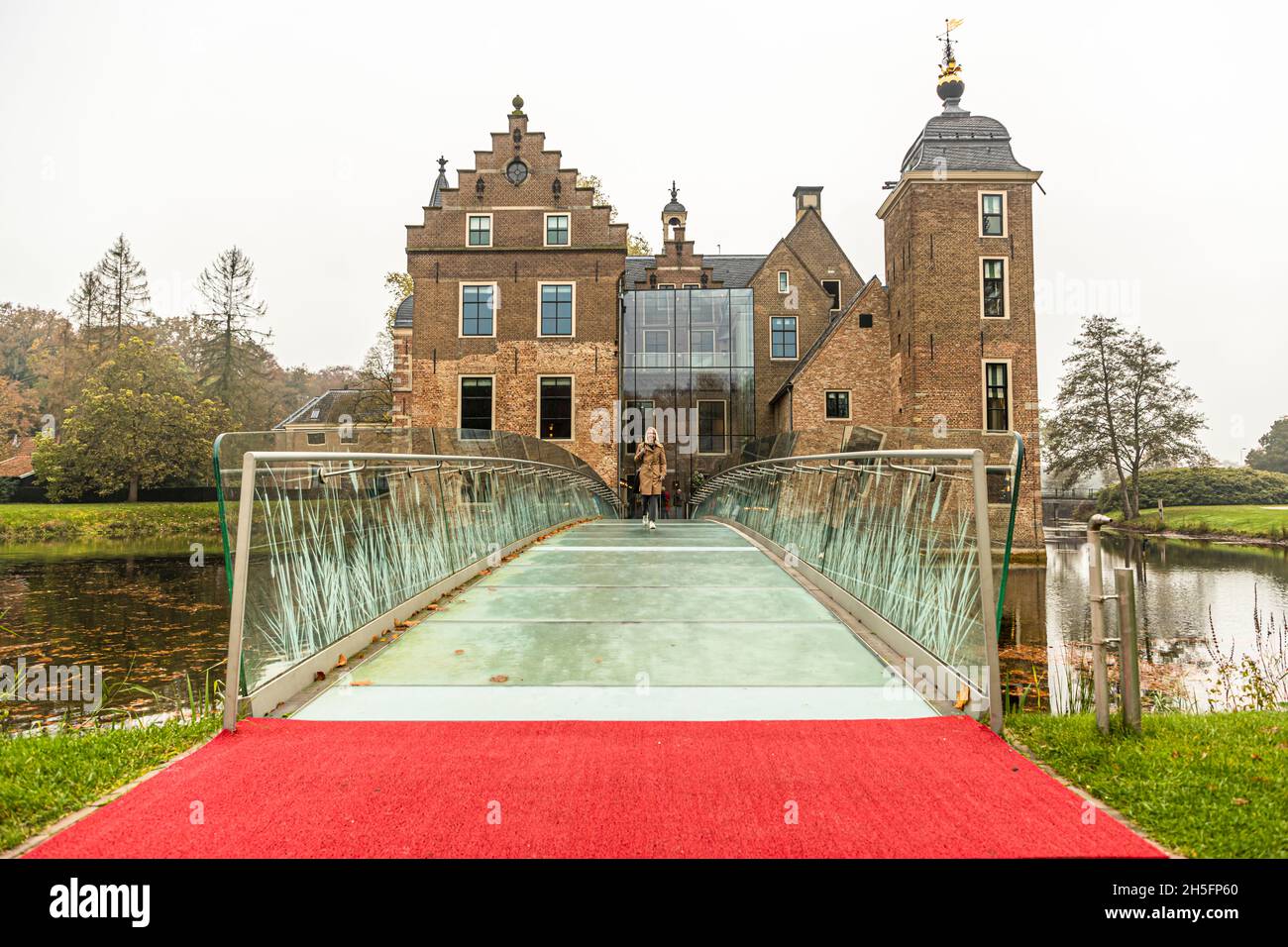 Ruurlo Castle with its glass bridge in the province of Gelderland in the east of Holland. Ruurlo, Netherlands Stock Photo