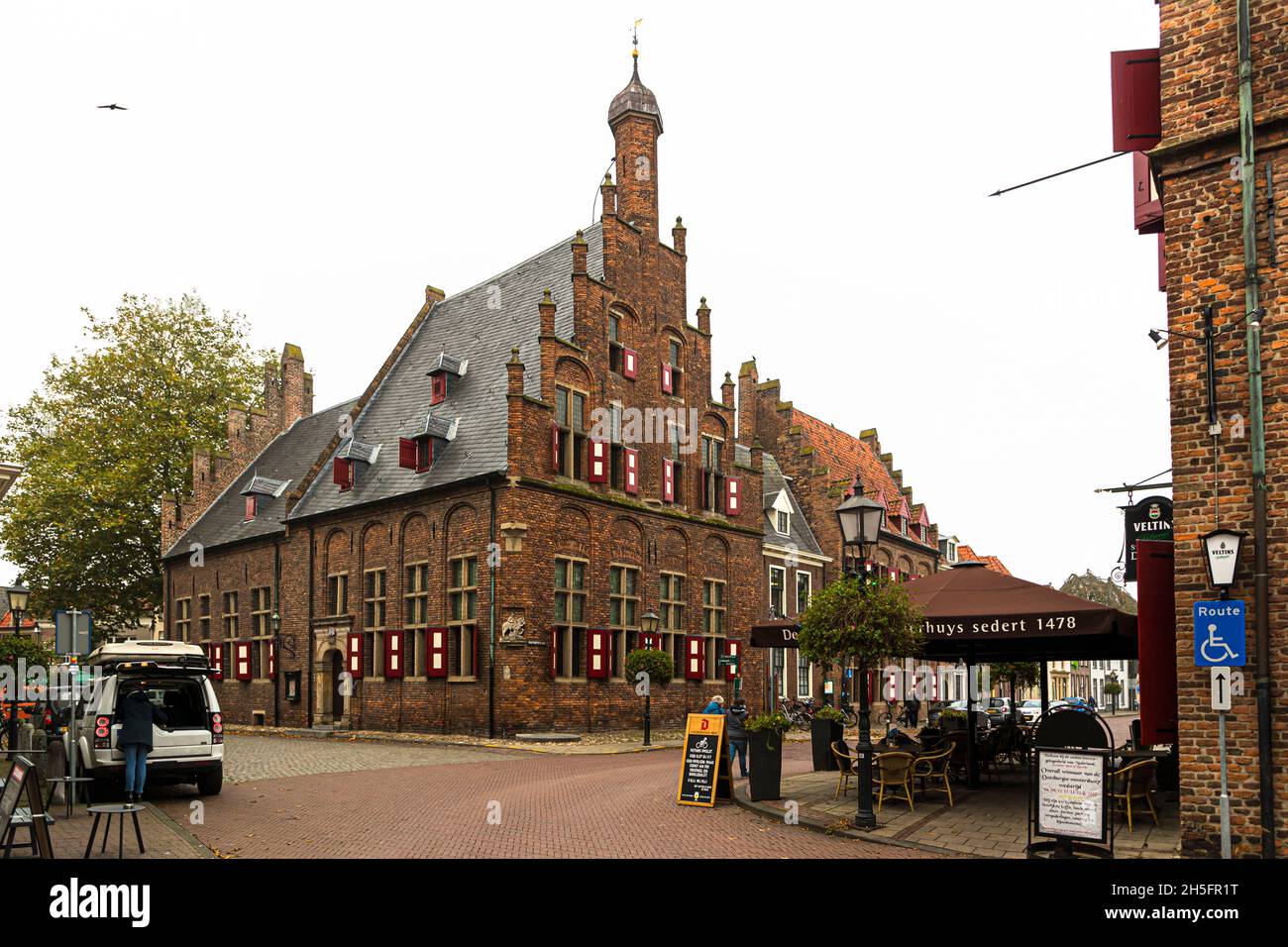 Hanseatic splendor also in Doesburg. Town Hall of the Hanseatic city of Doesburg, Netherlands. On the right, the outdoor terrace of the oldest inn in the Netherlands, the Stadsbierhuis from 1478 Stock Photo