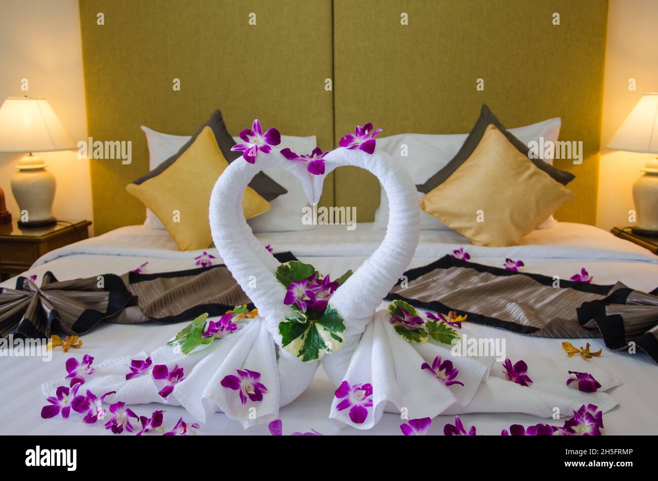 Chambre romantique avec un lit double couvert au-dessus, en haut de la table  de chevet, et d'une fenêtre ensoleillée Photo Stock - Alamy