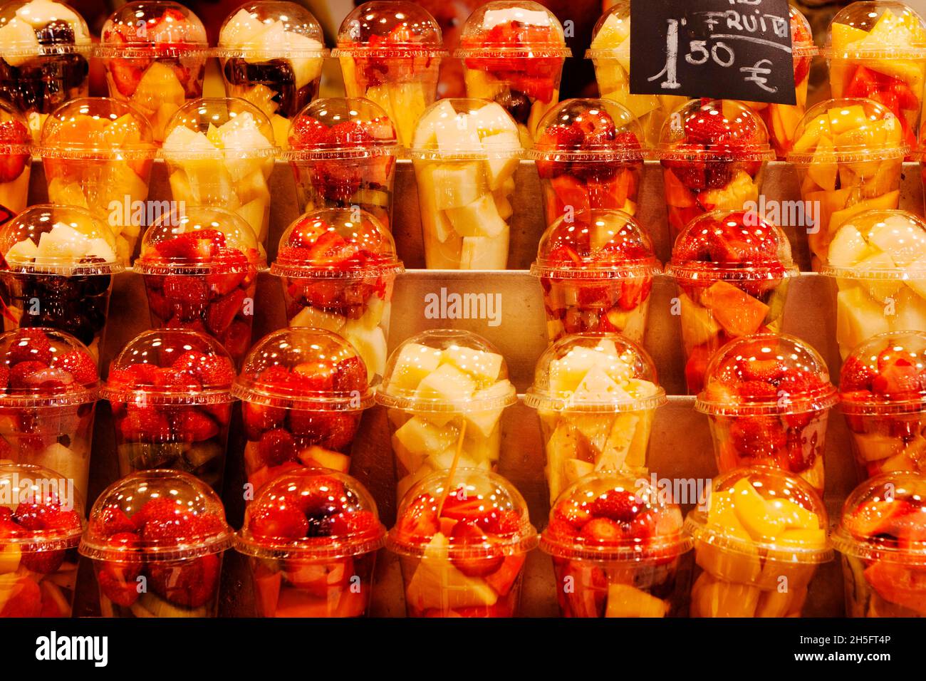 Obst (Erdbeeren, Ananas, Äpfel und Brombeeren) in kleinen Stücken, mundgerecht, abgefüllt in Plastikbecher To Go, auf einem Markt in Barcelona. Stock Photo