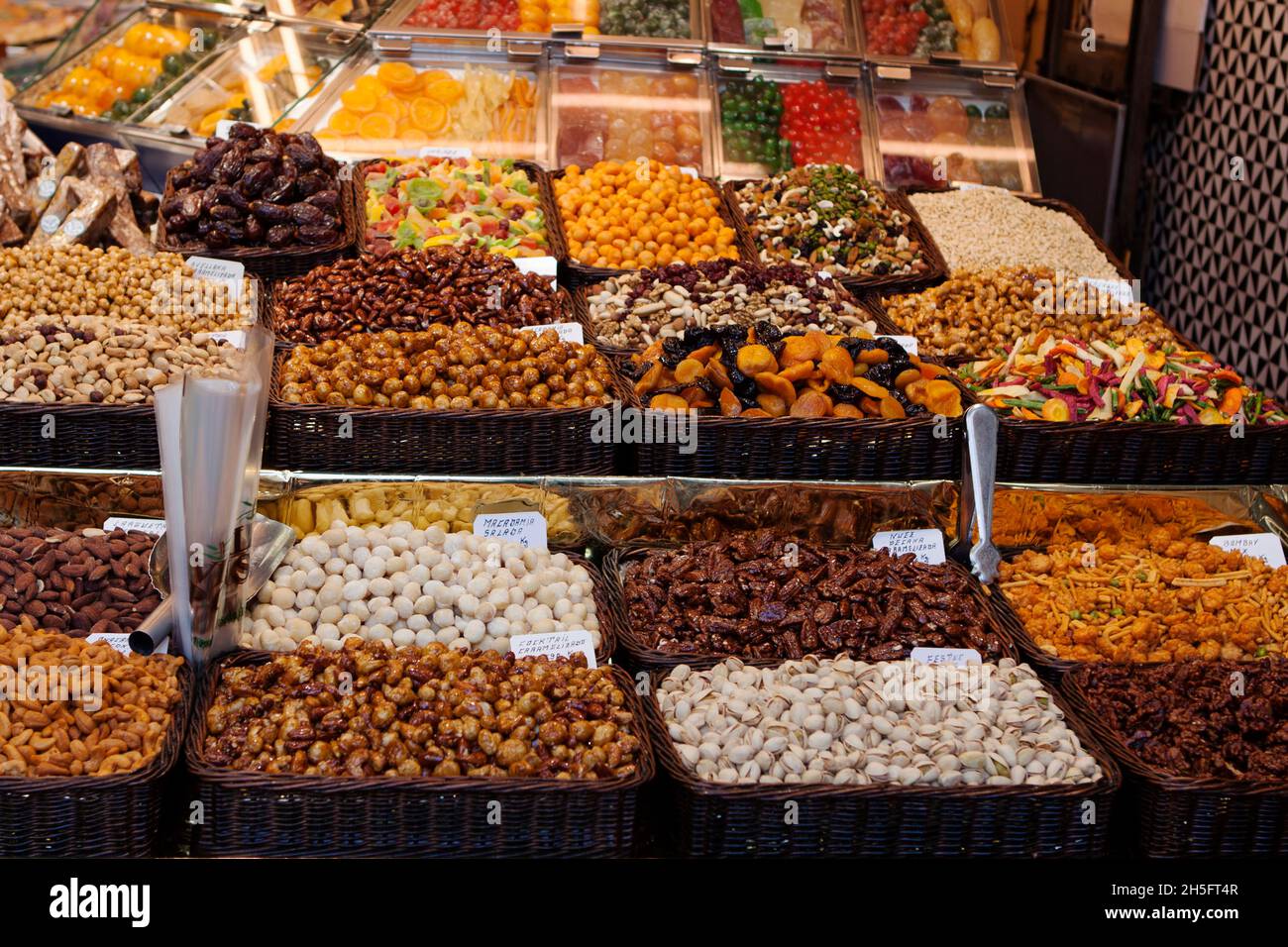 Marktstand mit diversen Nüssen, Trockenobst, getrocknete Früchte, Chili, Paprikaschoten und Weiteres in Barcelona, Spanien. Stock Photo